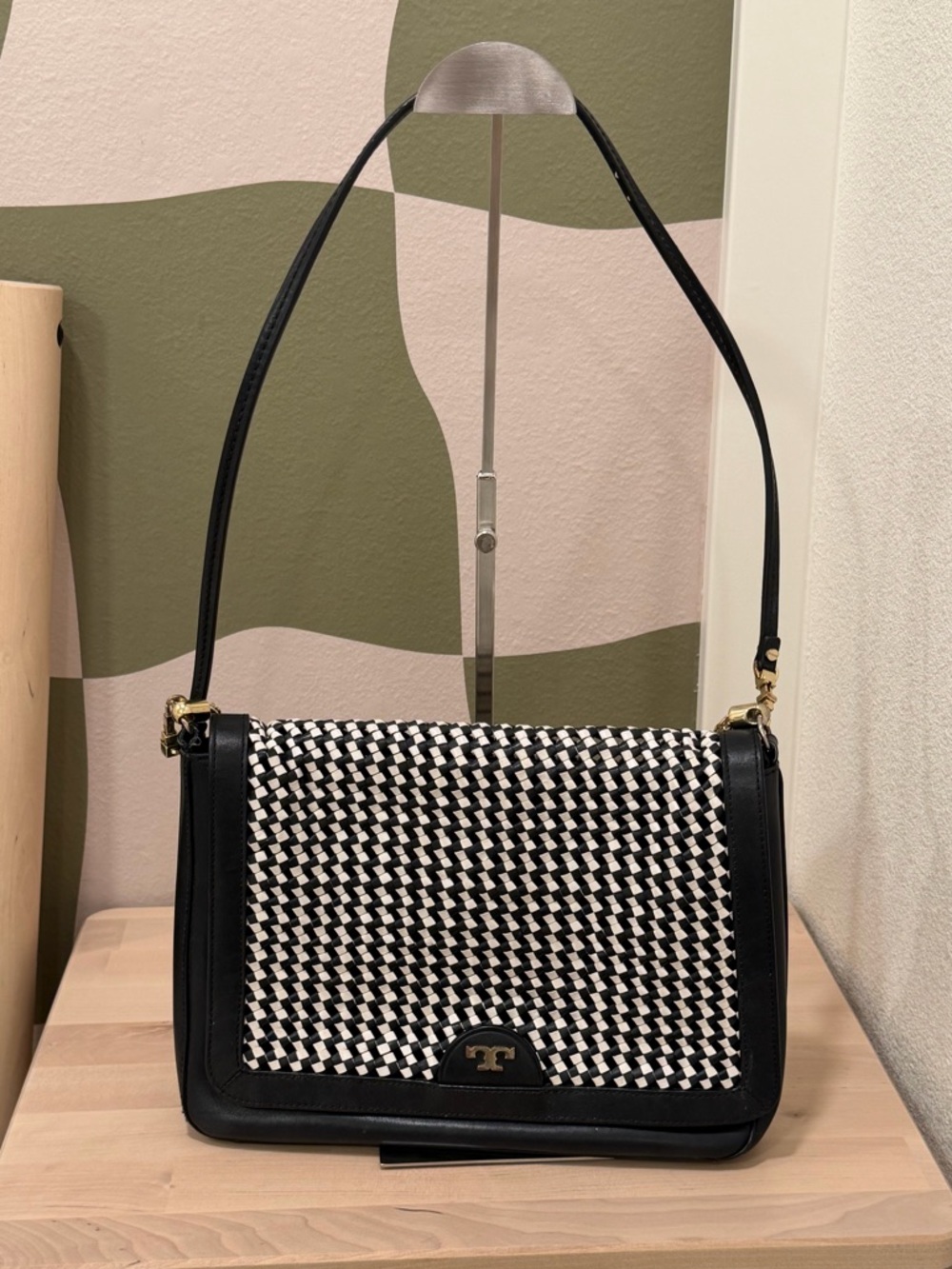EUC RARE Tory Burch crossbody with gorgeous unique metal strap.